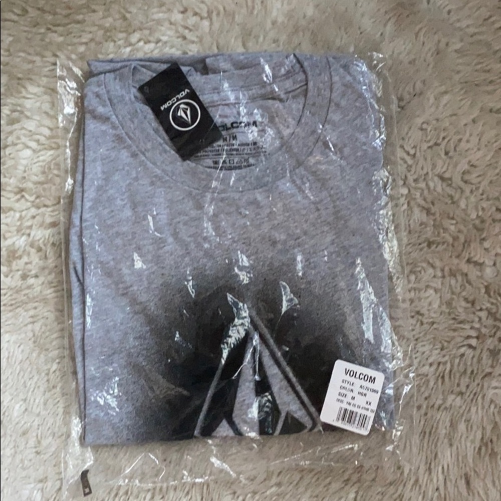 Brand new volcom short sleeve tee